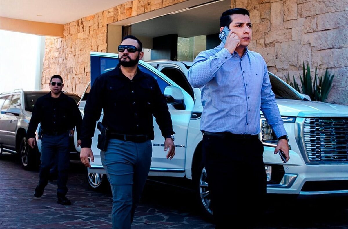 Cobertura segura durante traslado de cliente en zona residencial