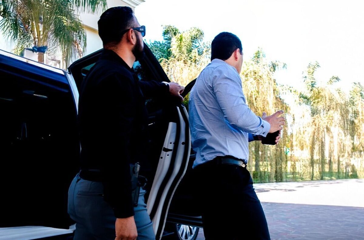 Equipo de escoltas VIP en posición táctica frente a camionetas ejecutivas en Guadalajara