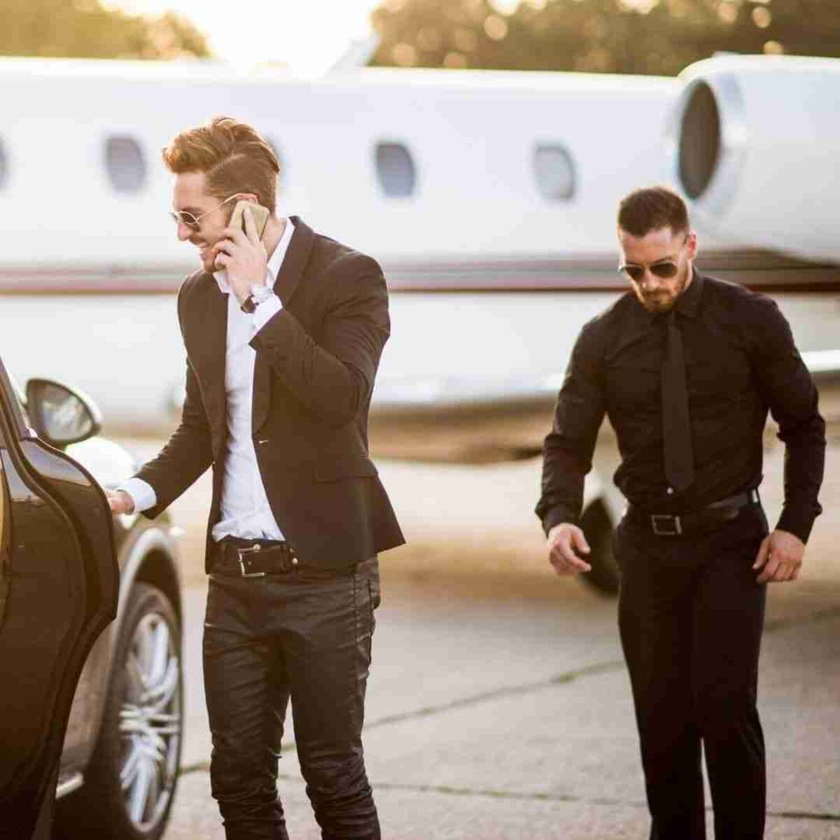 Seguridad ejecutiva acompañando a cliente en aeropuerto privado